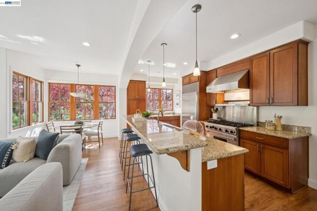 942 AQUARIUS WAY, Oakland, CA 94611