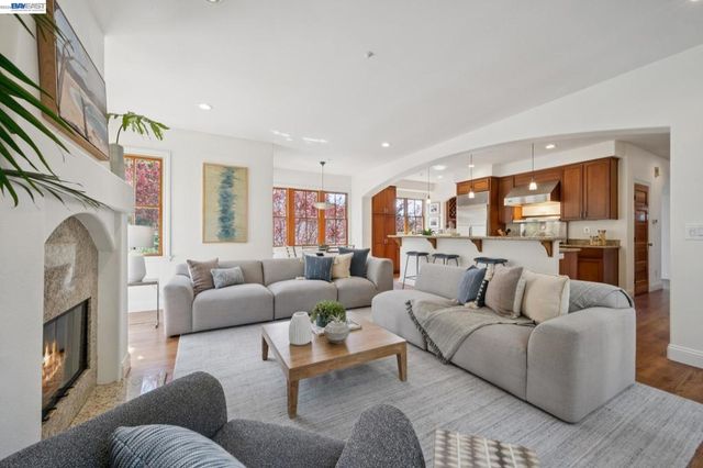 942 AQUARIUS WAY, Oakland, CA 94611