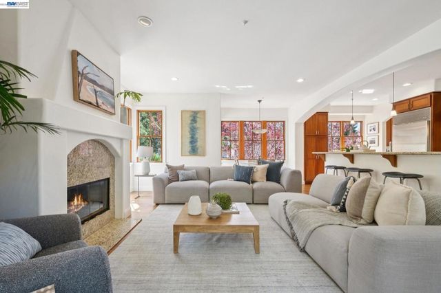 942 AQUARIUS WAY, Oakland, CA 94611