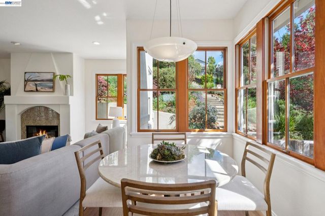 942 AQUARIUS WAY, Oakland, CA 94611