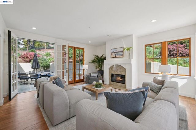 942 AQUARIUS WAY, Oakland, CA 94611