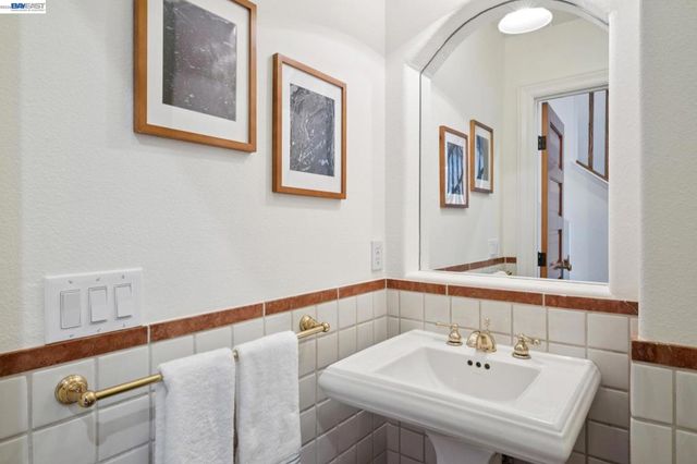 942 AQUARIUS WAY, Oakland, CA 94611