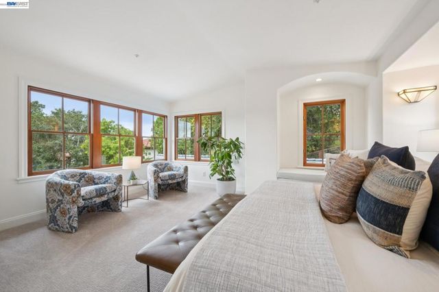 942 AQUARIUS WAY, Oakland, CA 94611