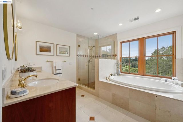 942 AQUARIUS WAY, Oakland, CA 94611