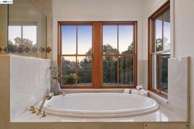 942 AQUARIUS WAY, Oakland, CA 94611