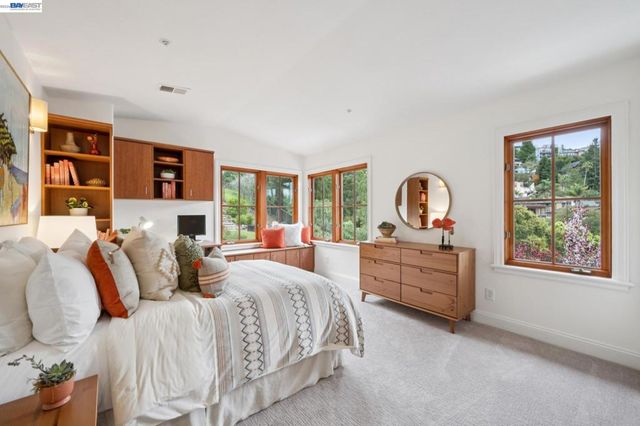 942 AQUARIUS WAY, Oakland, CA 94611