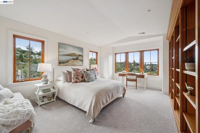 942 AQUARIUS WAY, Oakland, CA 94611