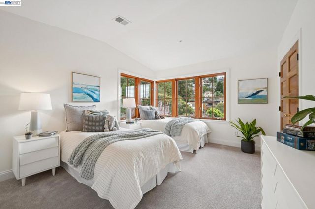 942 AQUARIUS WAY, Oakland, CA 94611