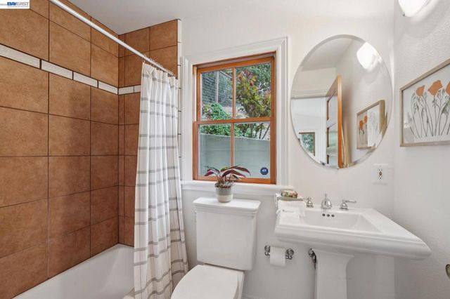 942 AQUARIUS WAY, Oakland, CA 94611