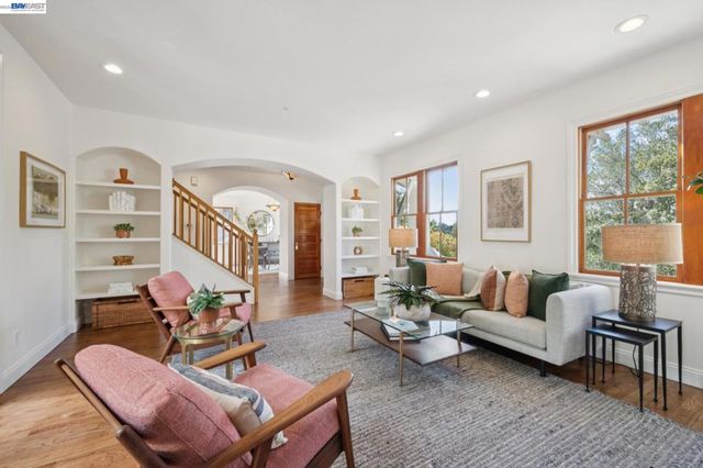 942 AQUARIUS WAY, Oakland, CA 94611