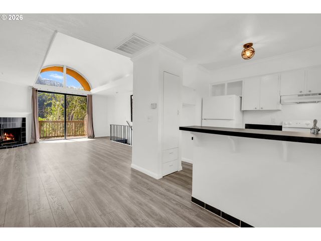 851 Sw BROADWAY Dr 52, Portland, OR 97201
