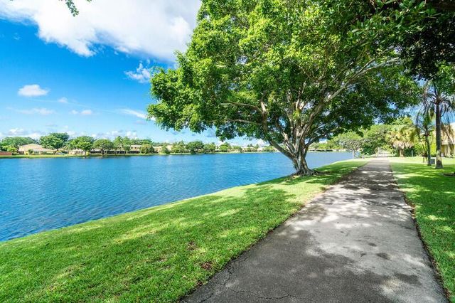 5162 Tennis Lane, Delray Beach, FL 33484