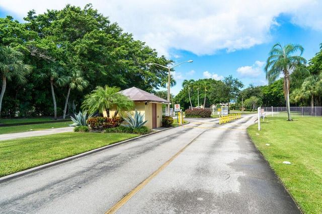 5162 Tennis Lane, Delray Beach, FL 33484