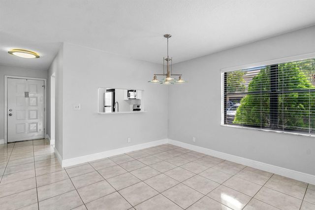 5162 Tennis Lane, Delray Beach, FL 33484