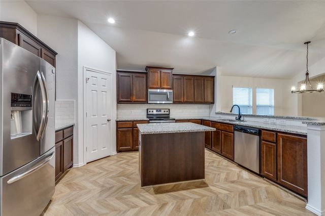 10832 Live Oak Creek Drive, Fort Worth, TX 76108
