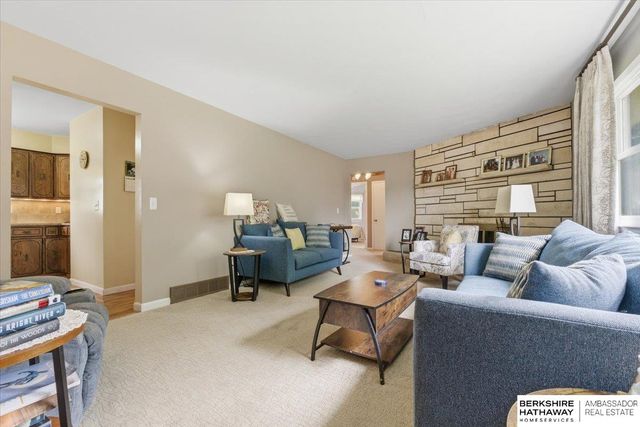 8209 S 40th Street, Bellevue, NE 68147