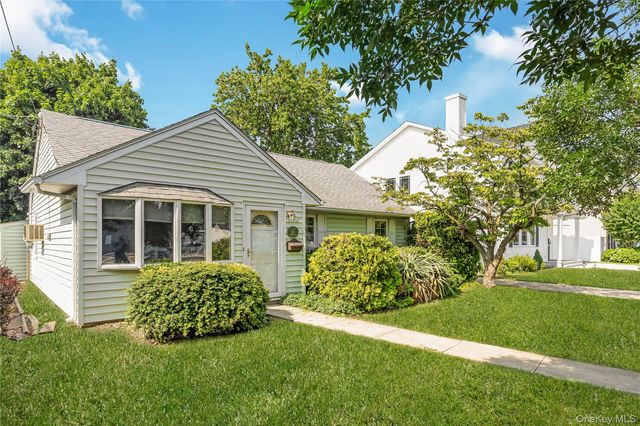 6 Island Street, Plainview, NY 11803