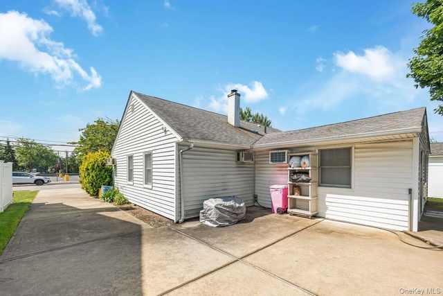 6 Island Street, Plainview, NY 11803