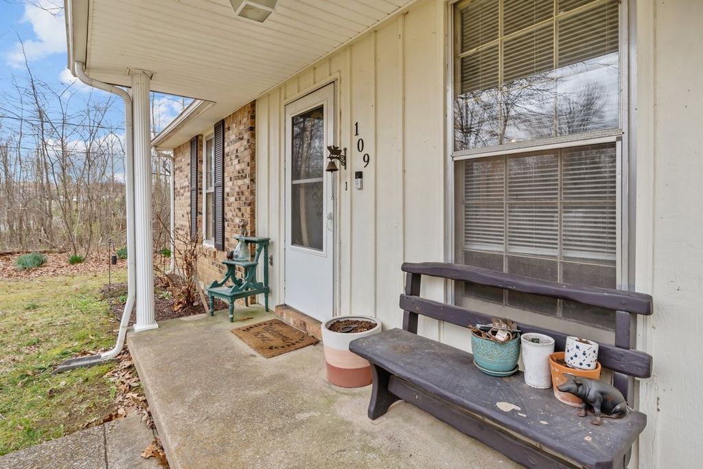 109 Robin Hood Rd, Dickson, TN 37055