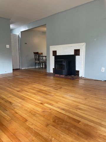 381 Pleasant St, Leicester, MA 01524