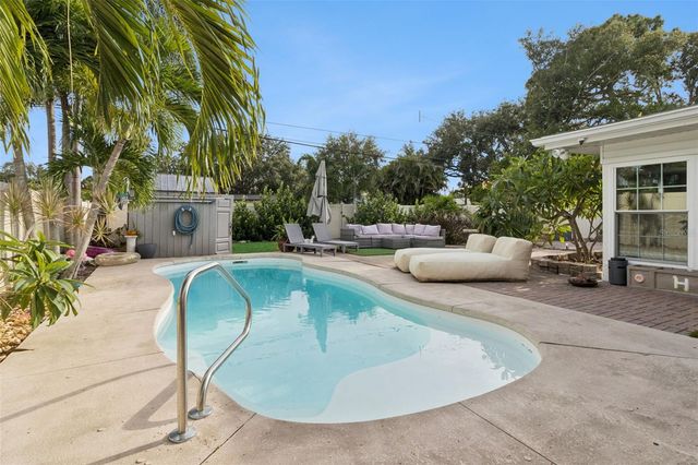 592 43RD AVENUE NE, St Petersburg, FL 33703