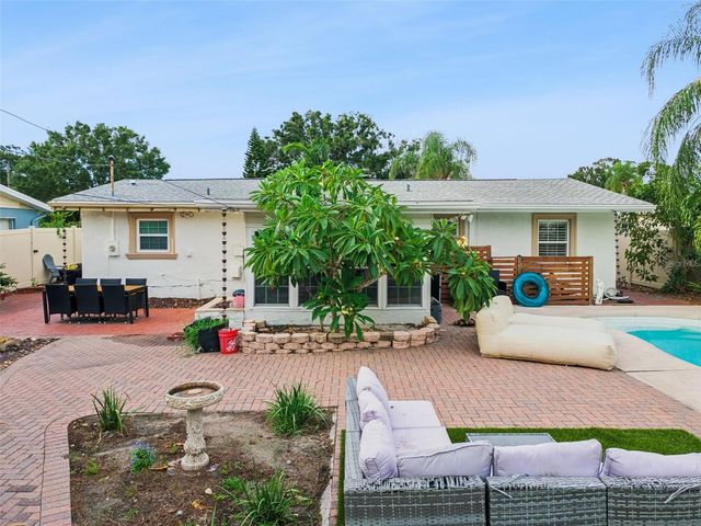 592 43RD AVENUE NE, St Petersburg, FL 33703