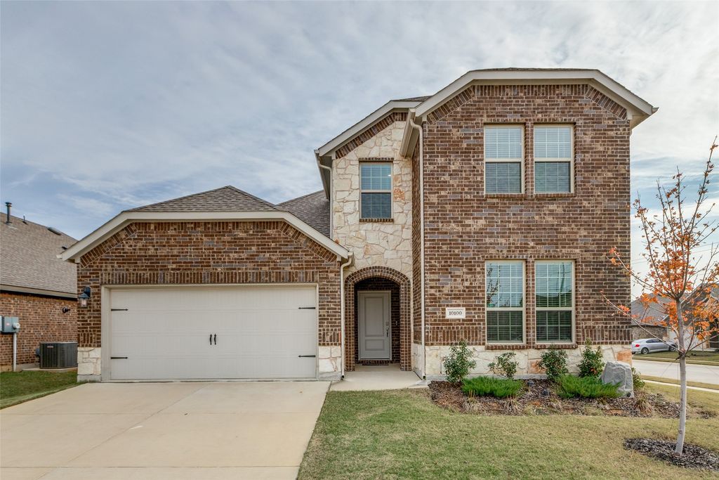 10100 Breezeway Drive, Aubrey, TX 76227