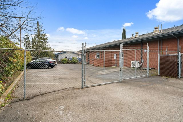 914 W Main Street, Medford, OR 97501