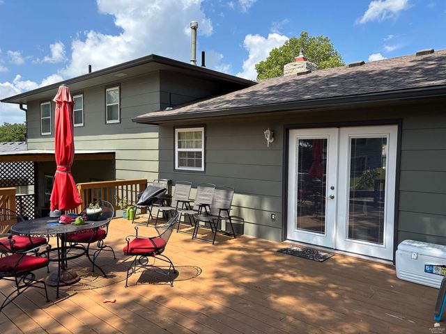 2203 Country Club Dr, Wamego, KS 66547