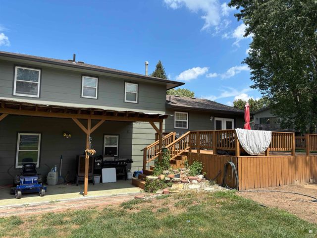 2203 Country Club Dr, Wamego, KS 66547