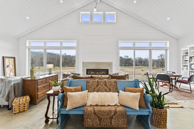 105 McKinney Rd, Gordonsville, TN 38563