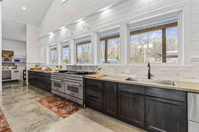 105 McKinney Rd, Gordonsville, TN 38563