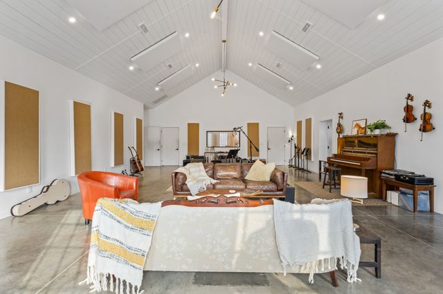 105 McKinney Rd, Gordonsville, TN 38563