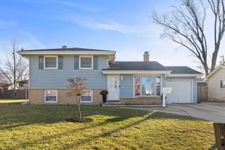 665 W Lake Manor Drive, Addison, IL 60101