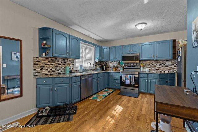 1227 Ormsby Ln, Louisville, KY 40222