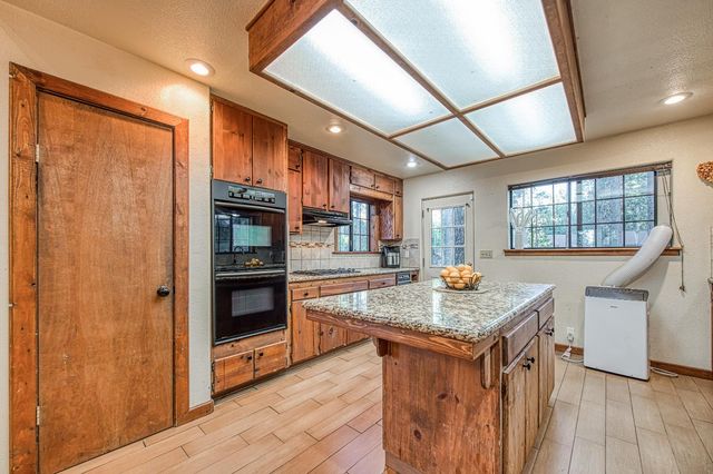 39095 Ridge Rd, Shaver Lake, CA 93664