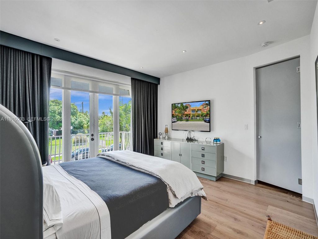 Image 32 of property listing at 1617 Harrison St, Hollywood, FL 33020