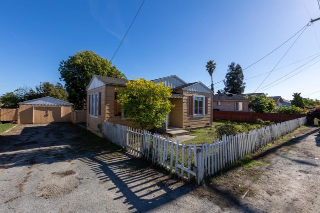 15 Lone Pine Avenue, Freedom, CA 95019