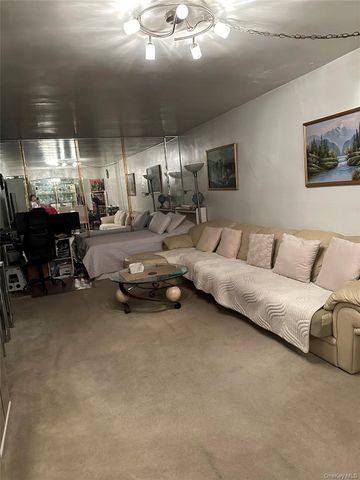 87-15 204th Street B67, Hollis, NY 11423