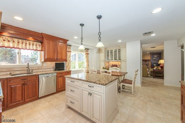 3 LYNN DR, Randolph Twp., NJ 07869