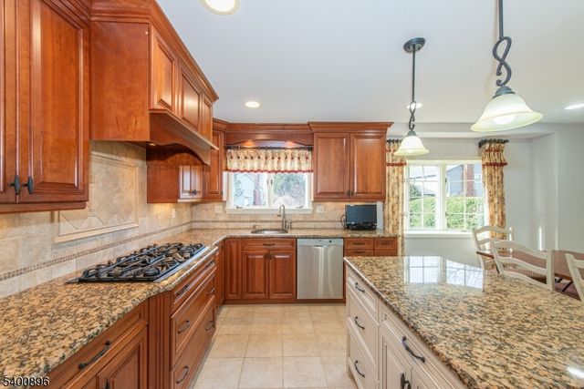 3 LYNN DR, Randolph Twp., NJ 07869