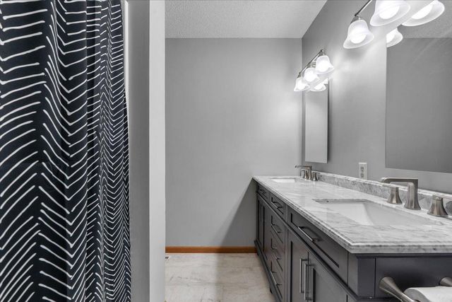 6709 Promontory Drive, Eden Prairie, MN 55346