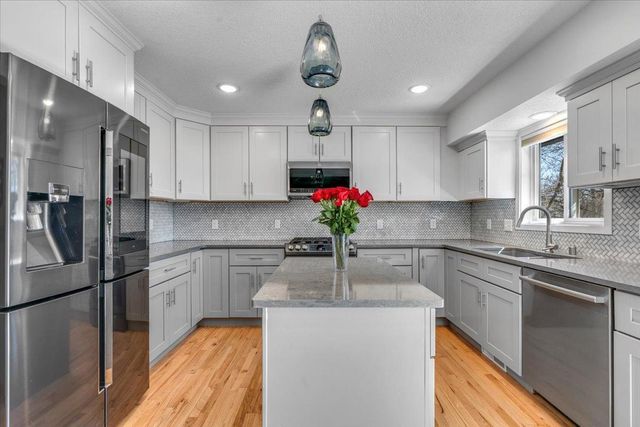 6709 Promontory Drive, Eden Prairie, MN 55346