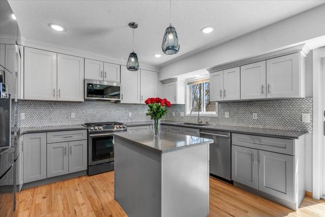 6709 Promontory Drive, Eden Prairie, MN 55346