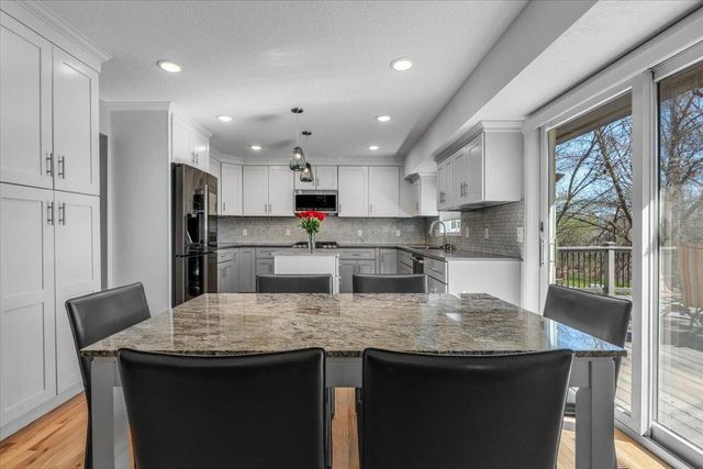 6709 Promontory Drive, Eden Prairie, MN 55346