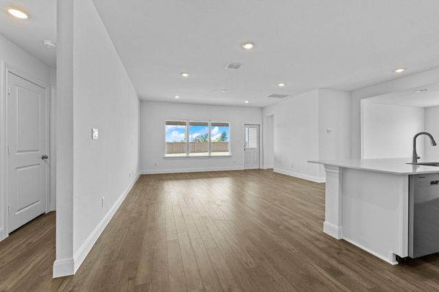 137 Union Pacific DR, Cedar Creek, TX 78612