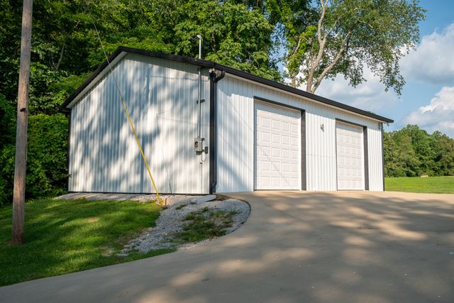 876 W Point Rd, Lawrenceburg, TN 38464