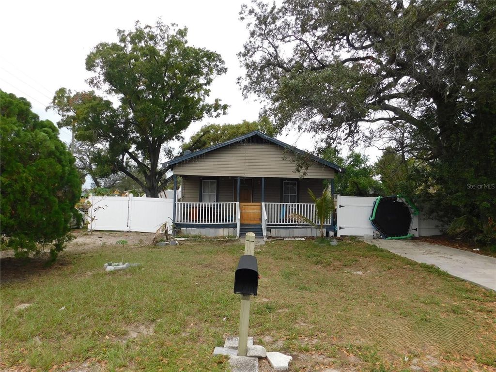 8412 N SEMINOLE AVENUE, Tampa, FL 33604