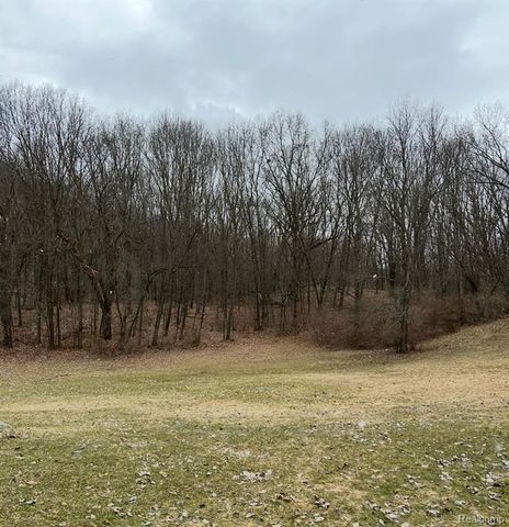 6065 Victoria Drive, Fenton, MI 48430