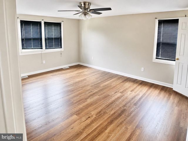 6 HEPBURN LN, Willingboro, NJ 08046